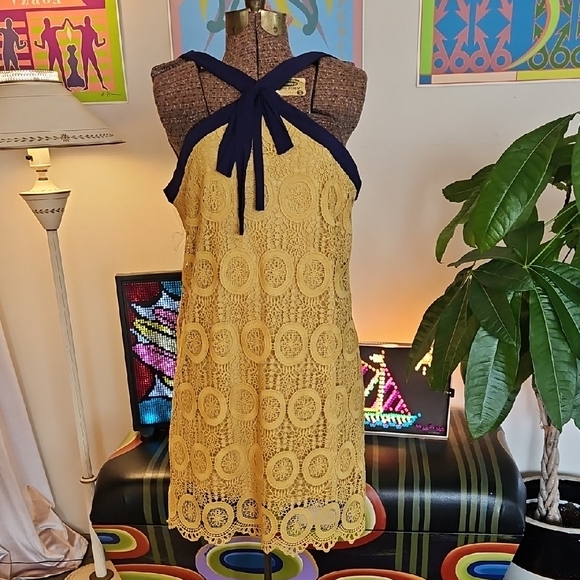 entro Dresses & Skirts - NWT Entro Yellow Crochet Lace Mini Shift Dress Navy Cross Halter Straps Size M